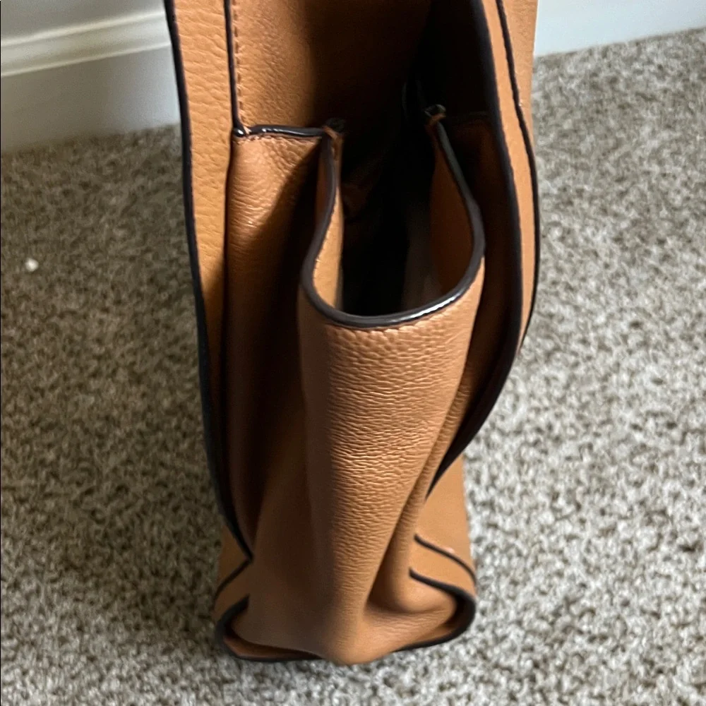 Michael Kors Tan Leather Shoulder Bag with Gold Chain - Picture 13 of 15